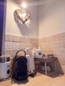 una cocina con una encimera con un corazón en la pared en Cottage La Dolce Agogia Panicale, en Panicale