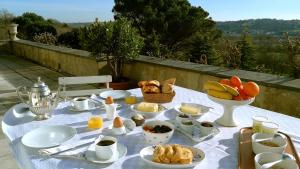 - Mesa con desayuno de huevos, pan y fruta en Château Haute Roche en Oudon