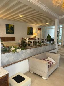 Ein Sitzbereich in der Unterkunft Dar Yessine Boutique Hôtel