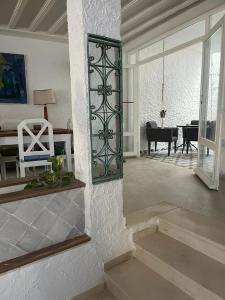 una sala de estar con un piano en Dar Yessine Boutique Hôtel en Sousse