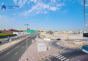 eine Autobahn in einer Stadt in der Unterkunft Luxurious 2BR Apartment near Palm Jumeirah in Dubai