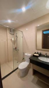 een badkamer met een toilet, een douche en een wastafel bij 5Bedroom Villa close to the sea with a Lake view in Ha Long