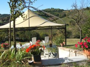 een tent met stoelen en bloemen in een tuin bij Casa Bruna in Salsomaggiore Terme