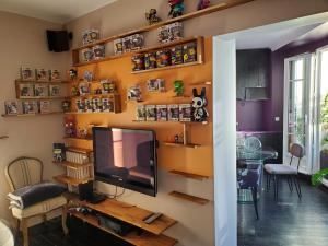 a living room with a flat screen tv on a wall at Bel appartement à Clichy sur Seine in Clichy