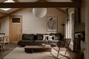 sala de estar con sofá y mesa en Getaway - Farm House + hottub en Nistelrode