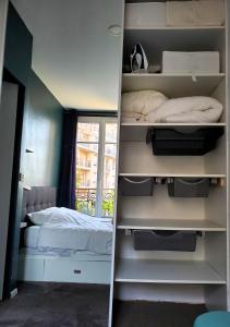 a room with a bed and a room with a mirror at Bel appartement à Clichy sur Seine in Clichy