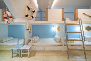 Cette chambre dispose de lits superposés et d'une échelle. dans l'établissement Sigang Grandma House, à Xigang