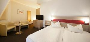 Ein Bett oder Betten in einem Zimmer der Unterkunft Hotel Gasthof Zur Post