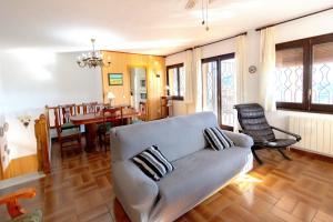 ein Wohnzimmer mit einem Sofa und einem Esszimmer in der Unterkunft Catalunya Casas Heart of Costa Brava and 2,7km to beach in Blanes