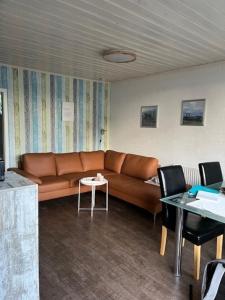 TossenserdeichにあるBungalow 33 in Tossensのソファとテーブルのあるリビングルーム