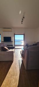 - un salon avec deux canapés et une vue sur l'océan dans l'établissement Apartments Klara, à Novi Vinodolski