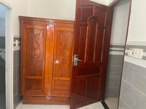 - Puerta de madera en el baño con ducha en VIEW HOTEL- TRÀM CHIM, en Tràm Chim