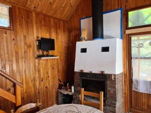 TV a/nebo společenská místnost v ubytování Chalet à Brazey-en-Morvan