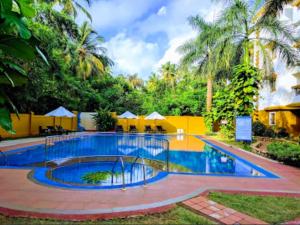 Bazén v ubytování Goa Villagio Resort & Spa - A Unit of IHM, 10 Min Walk from Beach nebo v jeho okolí