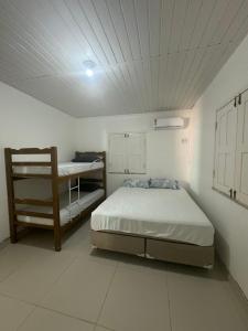 - une chambre avec un lit et des lits superposés dans l'établissement My House Canoa, à Canoa Quebrada