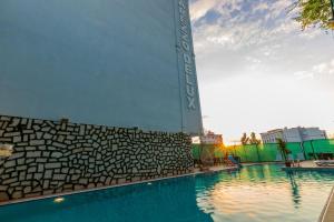 une piscine en face d'un bâtiment dans l'établissement LİFE POOL SUİTE HOTEL, à Trabzon