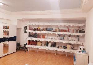 una habitación con estanterías de libros en una pared en Traditional Vintage House Plaka, Athens Center, en Atenas