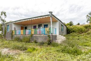 ein kleines Haus auf einem Hügel auf einem Feld in der Unterkunft Melaanian Vintage - Guest House, Ecotourism Complex 