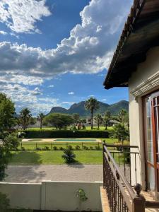 balcone di una casa con vista sul parco di 21 at Melody a Hartbeespoort