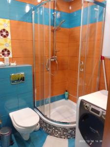 y baño con ducha, aseo y bañera. en Apartament Centrum Nowa Ruda, en Nowa Ruda
