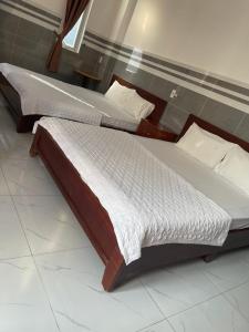 2 Betten in einem Zimmer mit in der Unterkunft VIEW HOTEL- TRÀM CHIM in Tràm Chim