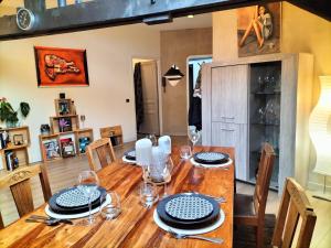 comedor con mesa de madera y sillas en Chambre(s) dans loft partagé, cosy et spacieux! en Tarbes