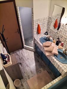 a bathroom with a blue sink and a mirror at Chambre(s) dans loft partagé, cosy et spacieux! in Tarbes