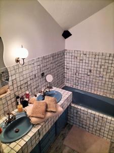 a bathroom with two sinks with towels on them at Chambre(s) dans loft partagé, cosy et spacieux! in Tarbes
