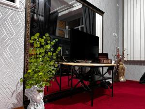 TV a/nebo společenská místnost v ubytování Heart Of Bucharest Erros Studio