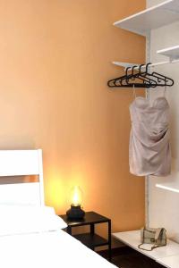 sypialnia z łóżkiem i stołem z lampką w obiekcie Suite La Montagnola Park 200m Stazione Centrale w Bolonii
