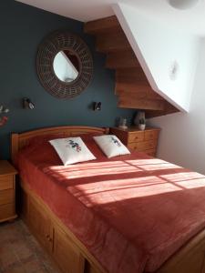 sypialnia z dużym łóżkiem i schodami w obiekcie Le Pressoir w mieście Cresseveuille