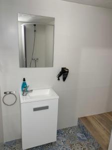 uma casa de banho branca com um lavatório e um espelho em Home SEA&DREAMS OldTown IV em Calpe