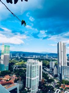 vista de uma cidade a partir do topo de um edifício em Dorsett Suites City Center KL em Kuala Lumpur