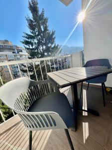 einen Balkon mit einem Tisch und Stühlen in der Unterkunft Apartment next to the Wilson's Promenade in Sarajevo