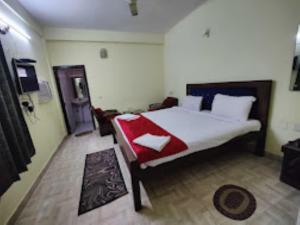 普里的住宿－Hotel Surya Greens , Puri，一间卧室配有一张带红色毯子的大床