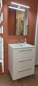 une salle de bain avec un lavabo blanc et un miroir dans l'établissement A 2 PAS DU PARLEMENT - 55M2 - 2 CHAMBRES, à Rennes 1 autre photo