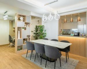 una cucina e una sala da pranzo con tavolo e sedie di Aira Residence - 2nd Floor 1007 a Hulhumale