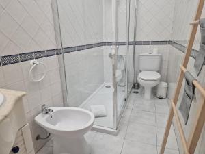 uma casa de banho com um chuveiro, um WC e um lavatório. em Avenida Terrace em Lisboa