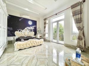 1 dormitorio con 1 cama blanca en una habitación en Căn hộ mới - 4 Phòng ngủ lớn tại Khu Biệt Thự Nam Long- Bê Tông Residences en Cái Răng