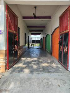 um corredor vazio num edifício vazio com portas abertas em Hotel Omni Palace By BookingCare em Murera