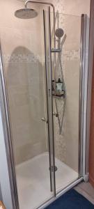 a shower with a glass door in a bathroom at A 2 PAS DU PARLEMENT - 55M2 - 2 CHAMBRES in Rennes