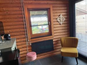 a room with a chair and a window at BedandBreakfast Casa Martina in Kortgene