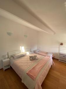 a bedroom with two beds in a room at Magici ricordi-Bordighera in Bordighera