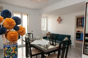 ein Wohnzimmer mit einem Tisch und einem Sofa in der Unterkunft Lory's House - 400mt dal mare in Donnalucata