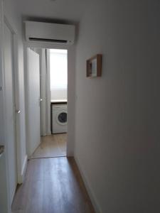 勒普拉代Superbe appartement au cœur du village的空房,走廊上设有洗衣机