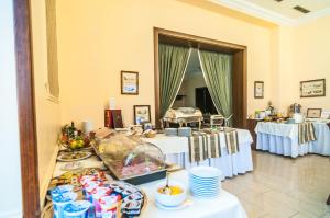 una habitación con dos mesas con manteles blancos en Hotel Giovanni Giacomo en Teplice
