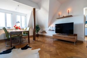 Телевізор і / або розважальний центр в Doppelhaus- Villa Leipzig Schleußig , moderner Altbau Apartment Dachetage mit 2 Schlafzimmern und separatem Zusatzzimmer , Parkplatz - Balkon - Kamin - Eicheparkett - Arbeitsplatz