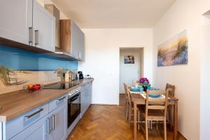 Кухня або міні-кухня у Doppelhaus- Villa Leipzig Schleußig , moderner Altbau Apartment Dachetage mit 2 Schlafzimmern und separatem Zusatzzimmer , Parkplatz - Balkon - Kamin - Eicheparkett - Arbeitsplatz