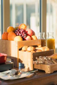 a wooden tray of fruit on top of a table at L'esquisse Barbizon - Teritoria in Barbizon