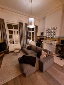 un soggiorno con divano e tavolo di Spa: Superbe chambre a Spa